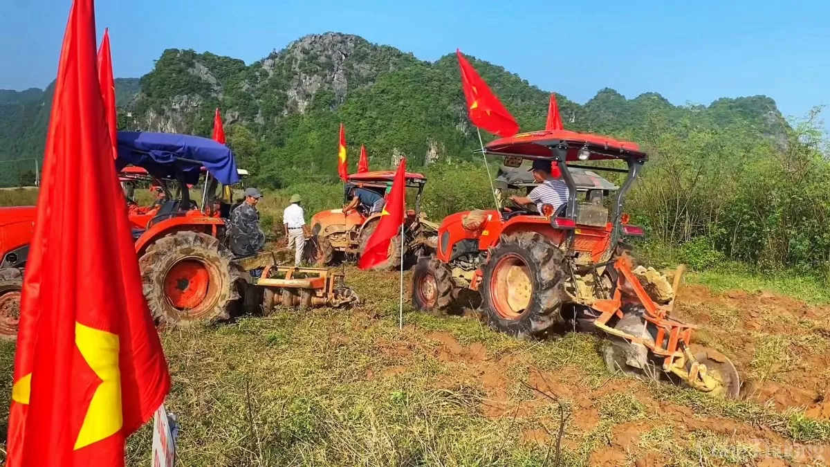 Quảng Bình: Nông dân vùng di sản Phong Nha tổ chức 'đua máy cày'