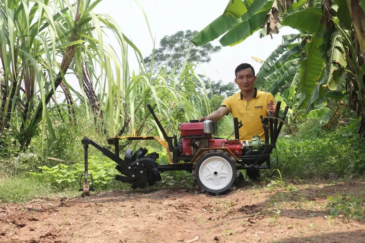 Chàng thanh niên sáng chế máy nông nghiệp từ khát khao thoát cảnh 