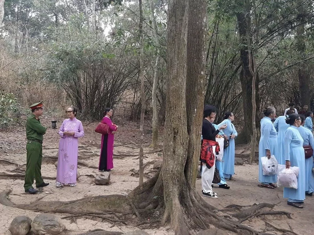 “Gia phong dân tộc Lạc Việt”- Đạo lạ núp bóng văn hoá lịch sử: Bài 1 - Đóng tiền thành..."tiên"