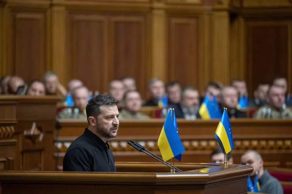 Tổng thống Ukraine Volodymyr Zelensky trình bày 'Kế hoạch Chiến thắng' trong phiên họp Quốc hội, giữa bối cảnh Nga tấn công Ukraine, tại Kiev vào ngày 16/10/2024. Ảnh: Reuters