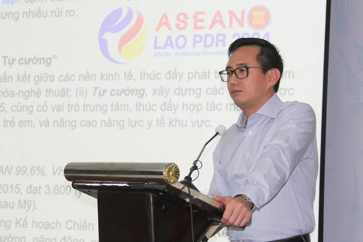 Ông Trần Đức Bình, Vụ trưởng Vụ ASEAN (Bộ Ngoại giao) phát biểu tham luận về Kết quả Hội nghị cấp cao ASEAN 44,45 và Các cấp liên quan.