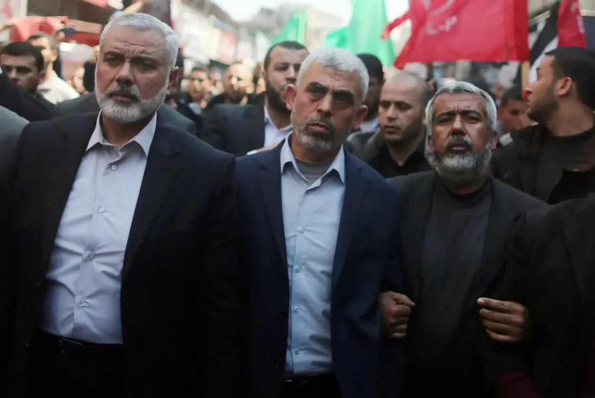 Ông Sinwar, cùng với cố Thủ lĩnh Ismail Haniyeh (bên trái), tại đám tang của một nhà lãnh đạo Hamas khác ở Thành phố Gaza năm 2017.  Ảnh: AP