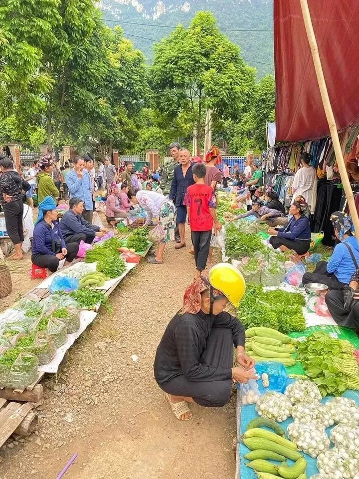 Huyện Quỳnh Nhai – Sơn La nỗ lực xây dựng hệ thống chợ để cải thiện đời sống người dân