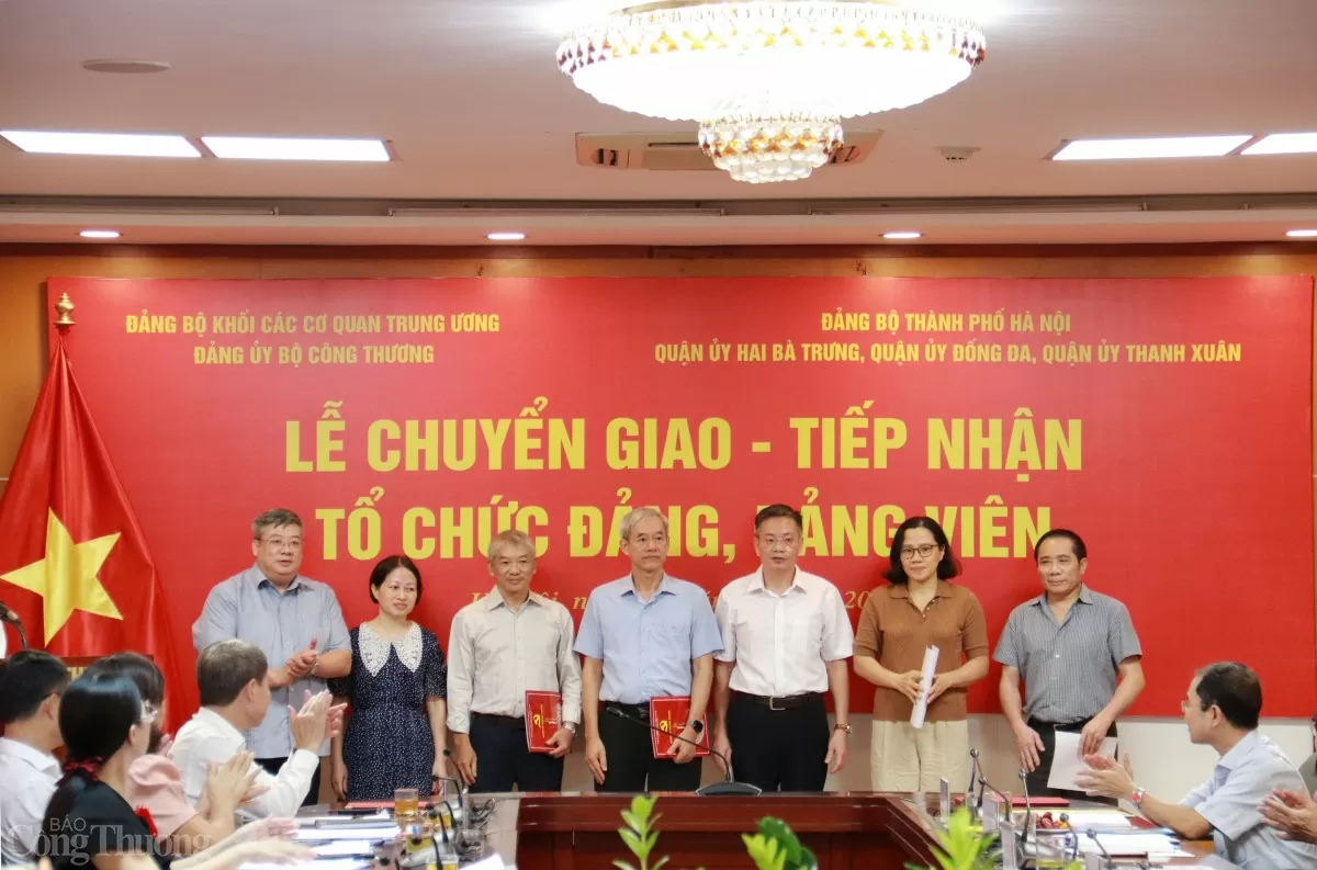 Lễ chuyển giao, tiếp nhận tổ chức đảng, đảng viên về trực thuộc các Quận ủy thuộc Thành ủy Hà Nội