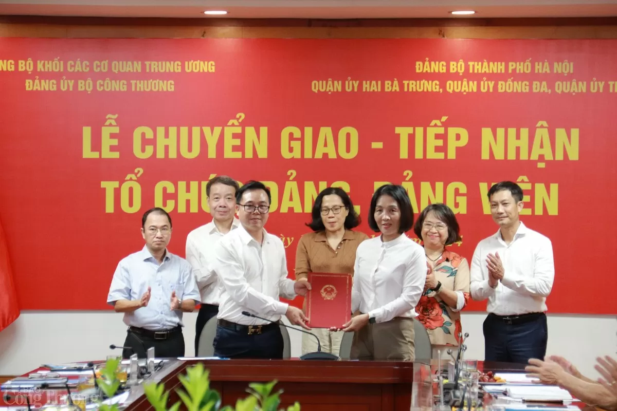 Lễ chuyển giao, tiếp nhận tổ chức đảng, đảng viên về trực thuộc các Quận ủy thuộc Thành ủy Hà Nội