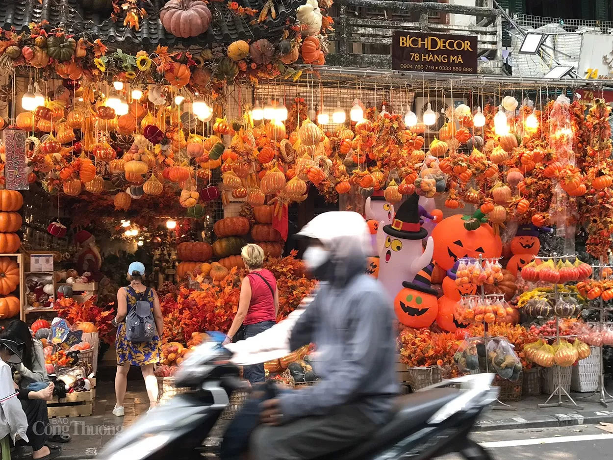 Không khí ‘ma mị’, ‘kỳ bí’ trên phố Hàng Mã trước thềm Halloween