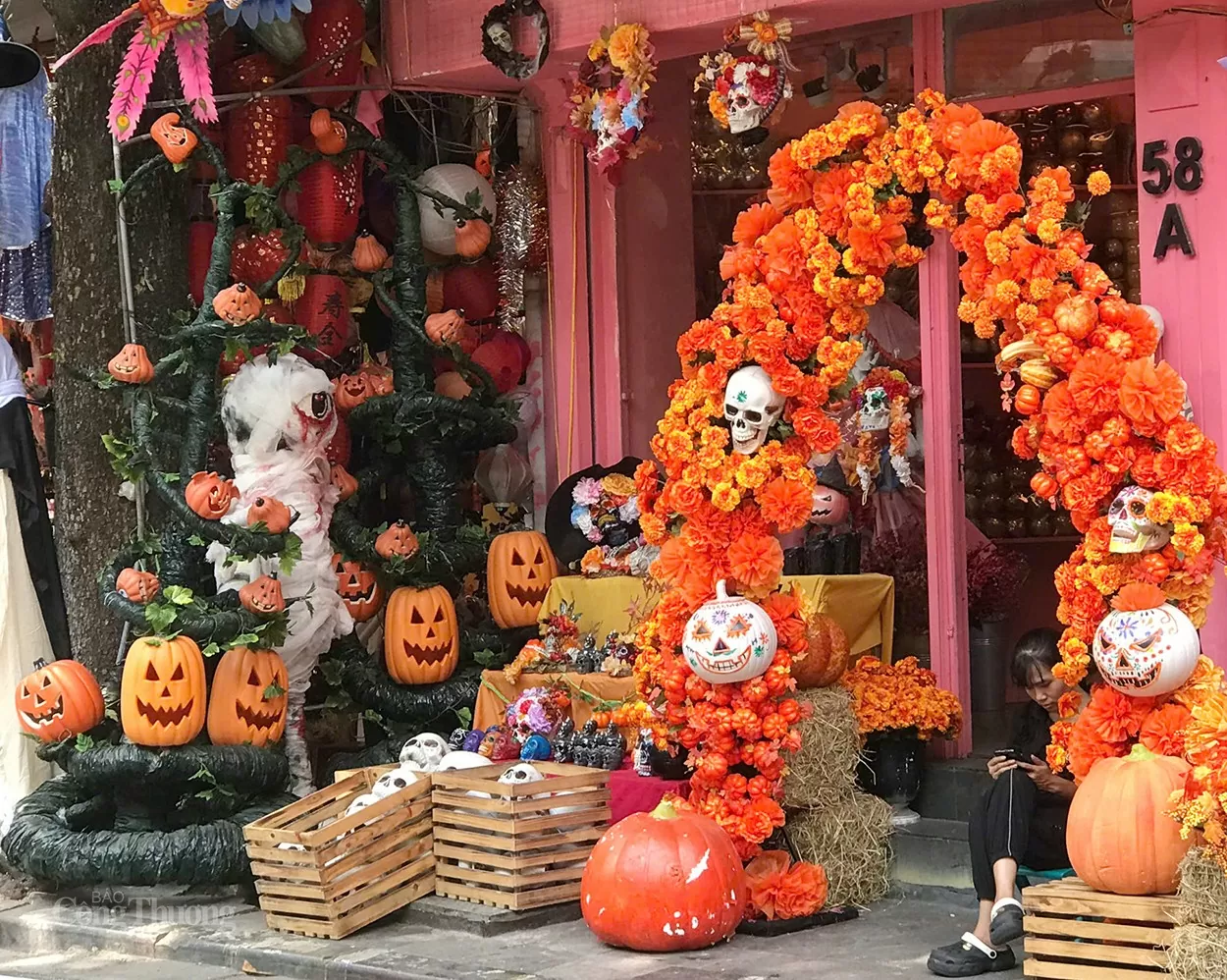 Không khí ‘ma mị’, ‘kỳ bí’ trên phố Hàng Mã trước thềm Halloween