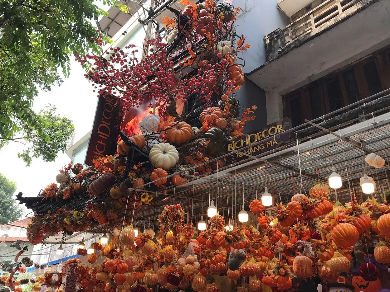 Không khí ‘ma mị’, ‘kỳ bí’ trên phố Hàng Mã trước thềm Halloween