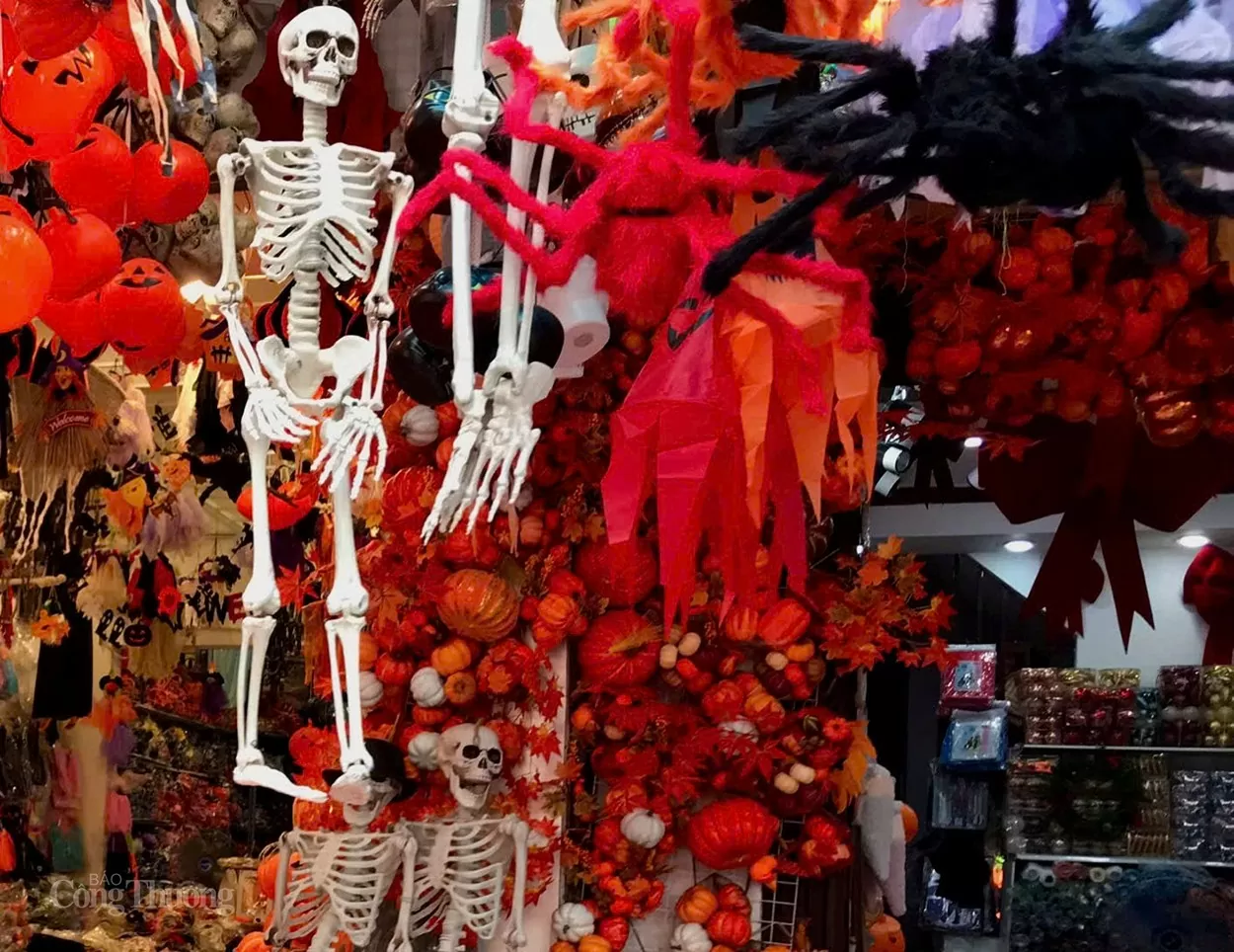 Không khí ‘ma mị’, ‘kỳ bí’ trên phố Hàng Mã trước thềm Halloween