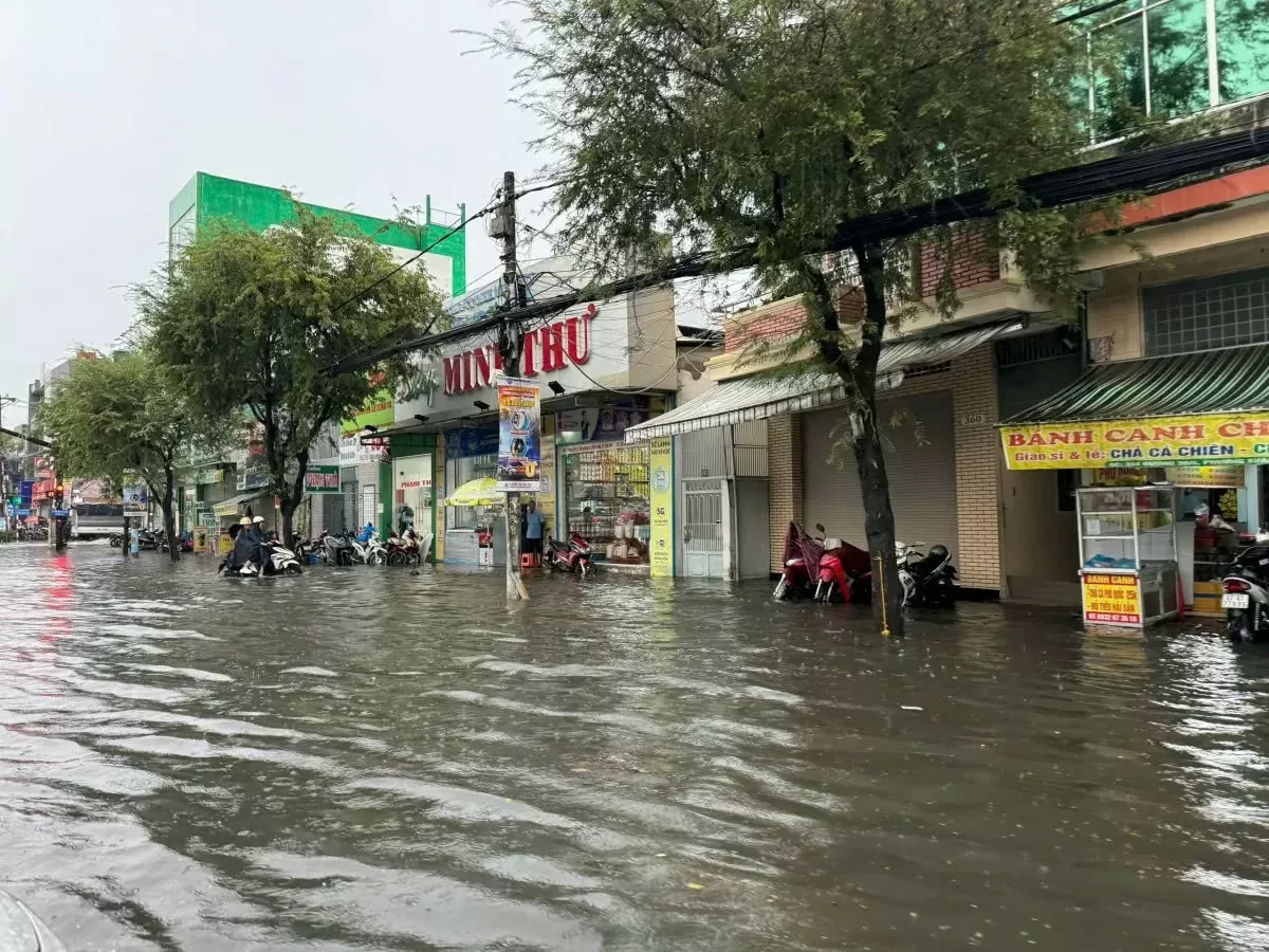 Nhiều tuyến đường tại quận Ninh Kiều chìm trong biển nước. Ảnh Ngân Nga