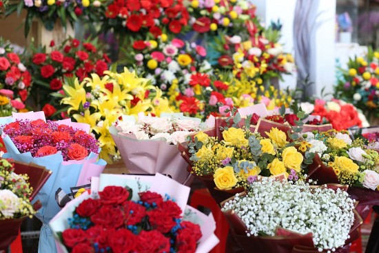 tp ho chi minh soi dong thi truong hoa va qua tang ngay phu nu viet nam 2010