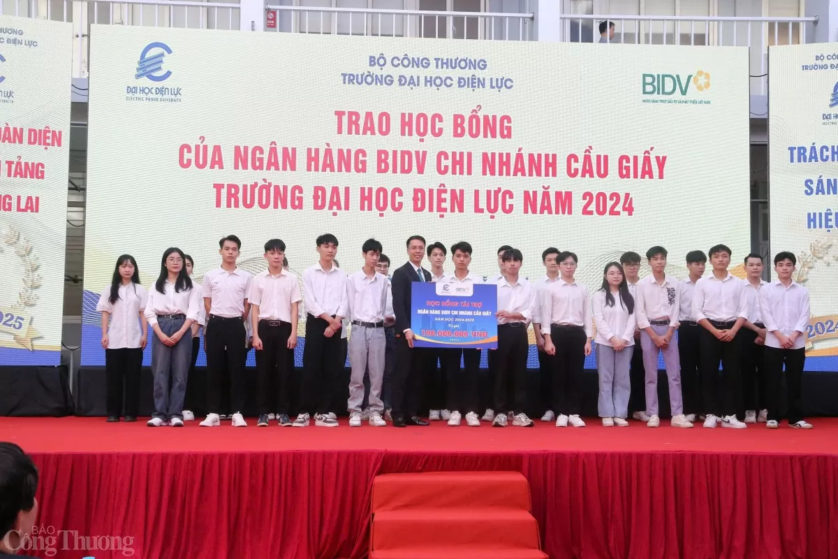 Trường Đại học Điện lực tổ chức lễ khai giảng năm học 2024 và trao bằng tốt nghiệp đợt 2