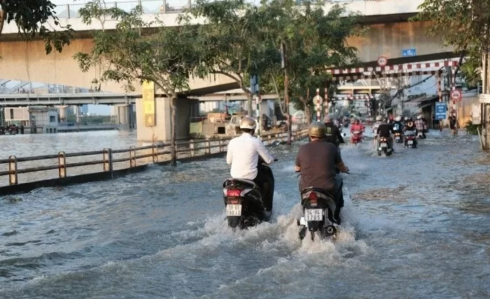 Triều cường và mưa lớn gây ngập nhiều tuyến đường tại TP. Hồ Chí Minh