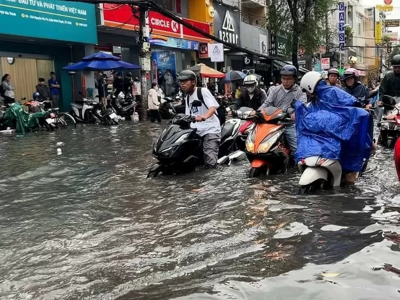 TP. Hồ Chí Minh: Triều cường và mưa lớn gây ngập nhiều tuyến đường