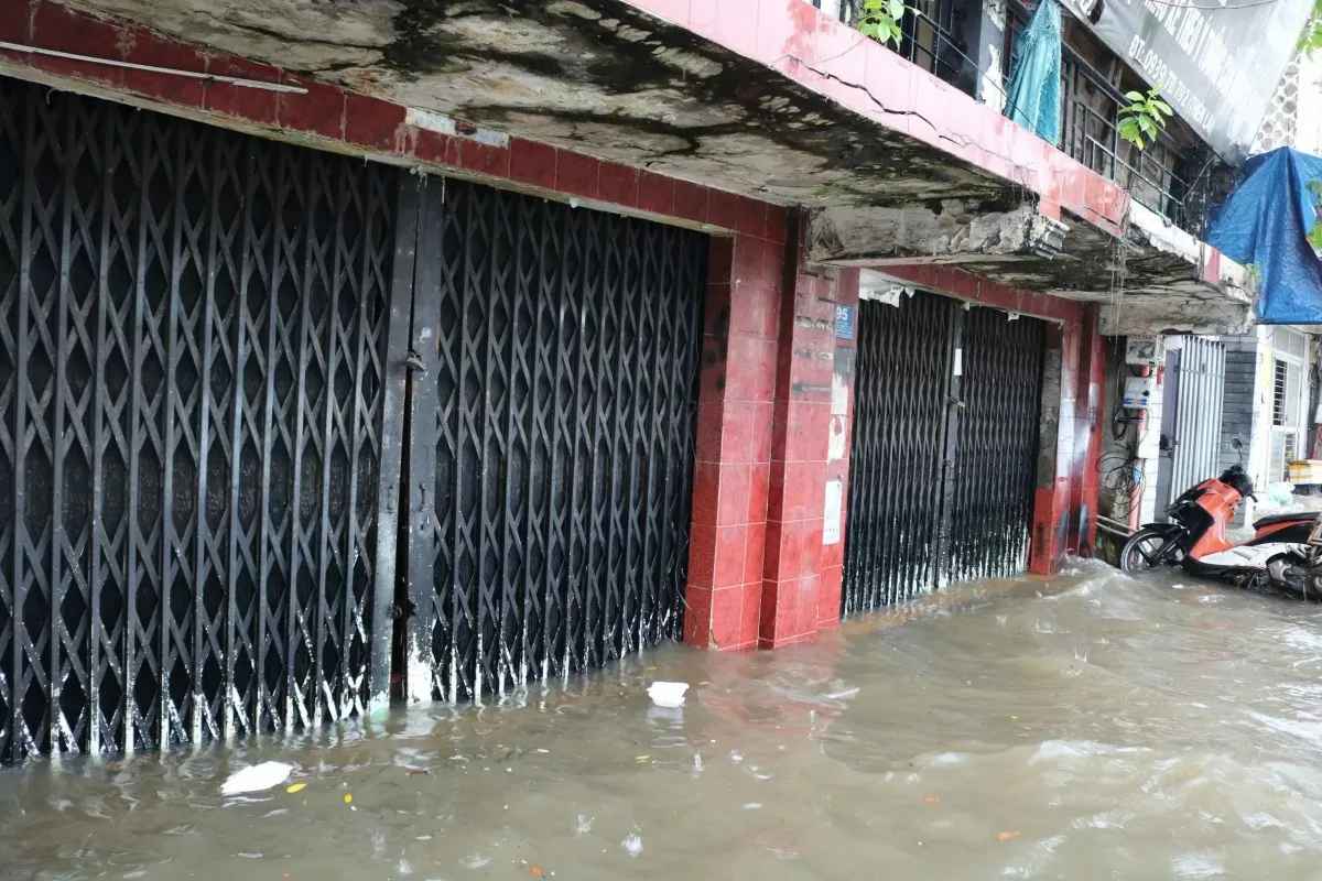 TP. Hồ Chí Minh: Triều cường và mưa lớn gây ngập nhiều tuyến đường