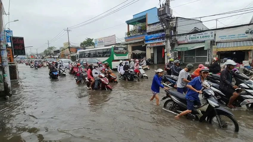 TP. Hồ Chí Minh: Triều cường và mưa lớn gây ngập nhiều tuyến đường