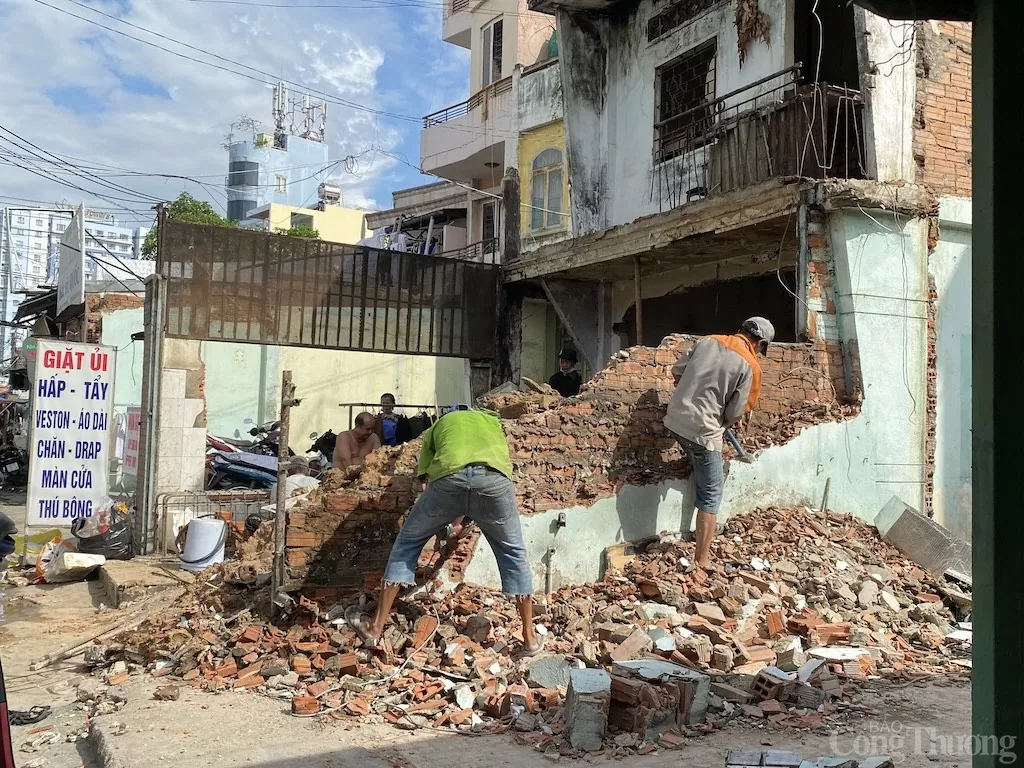 TP. Hồ Chí Minh: Người dân tất bật tháo dỡ nhà cửa, giao đất mở rộng đường Chu Văn An