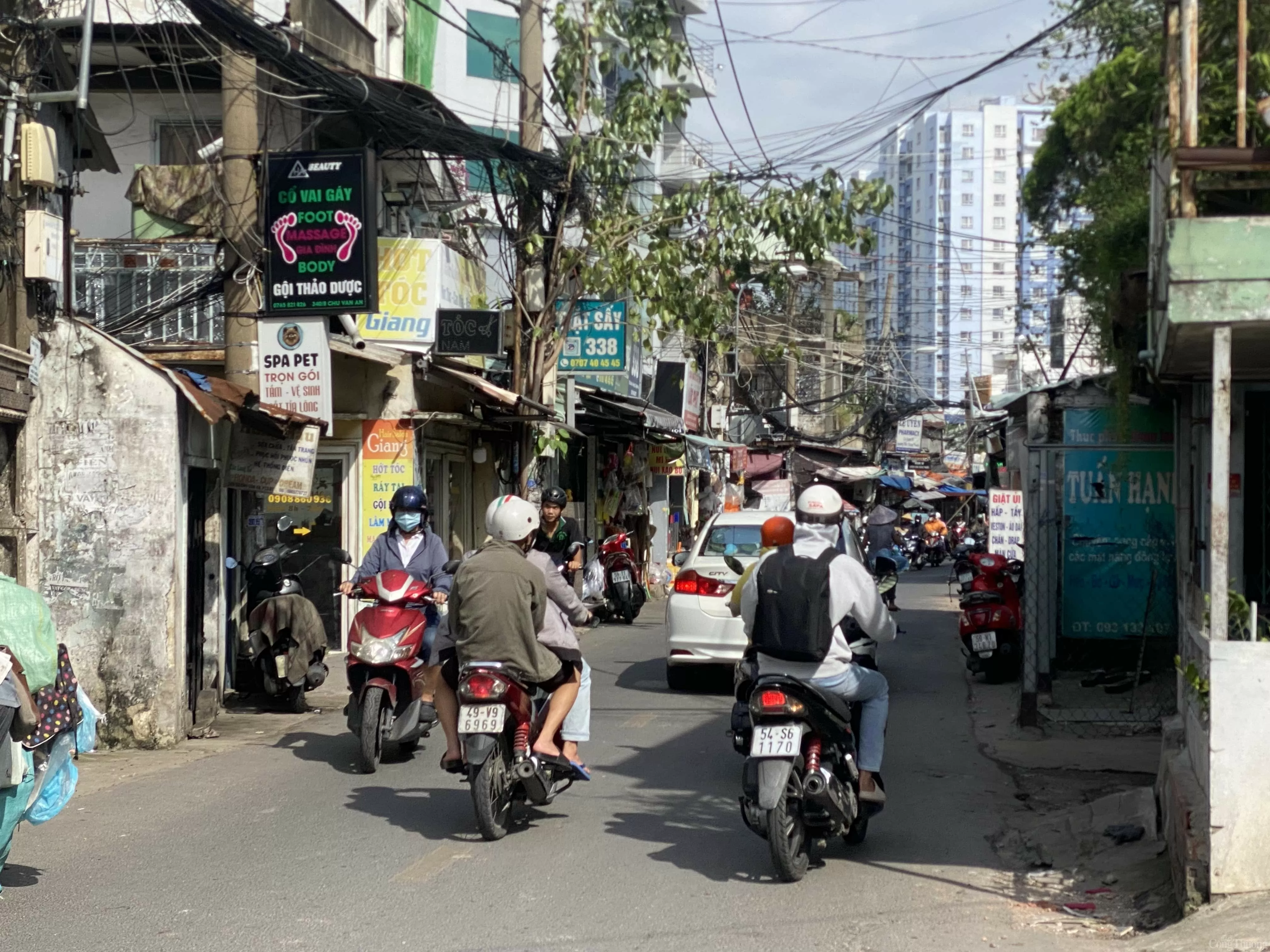 TP. Hồ Chí Minh: Người dân tất bật tháo dỡ nhà cửa, giao đất mở rộng đường Chu Văn An