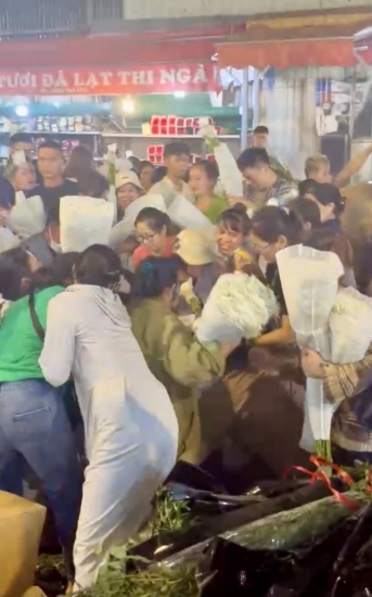 choang vang canh chen chuc chat kin nguoi gia hoa tang chong mat tai cho hoa quang ba quang an