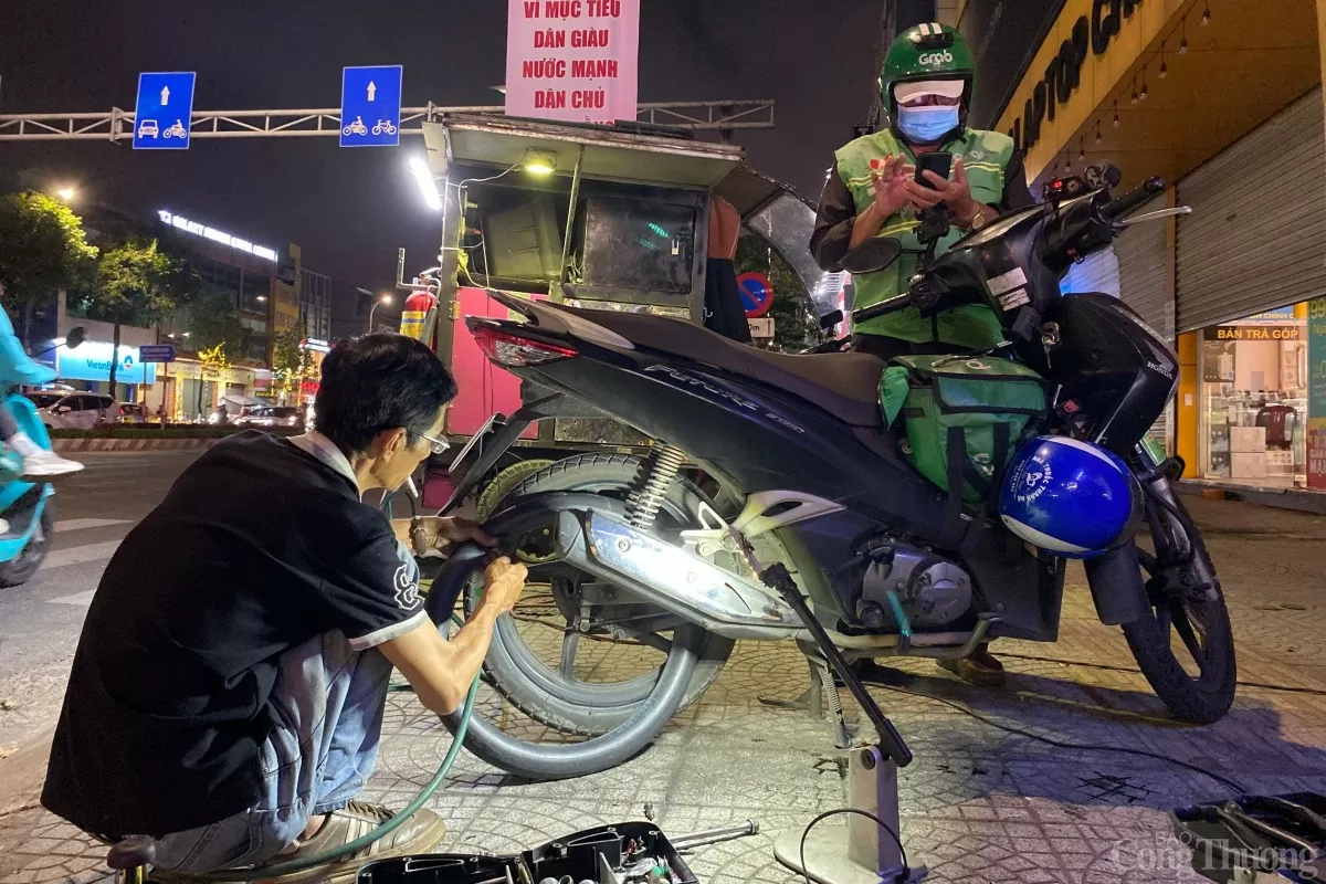 Mỗi tháng có trên trăm lượt người khó khăn đến đây để được bơm, vá xe miễn phí, thù lao là những nụ cười và lời cảm ơn