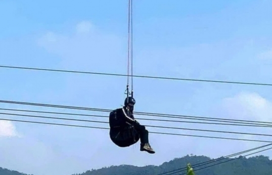 hoa binh van dong vien nhay du vuong duong day dien