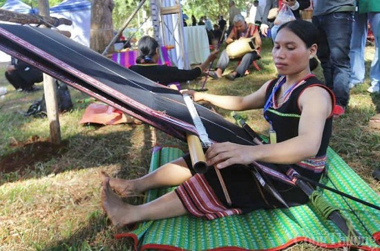 ve gia lai xem dong bao bahnar thi dan lat det tho cam truyen thong