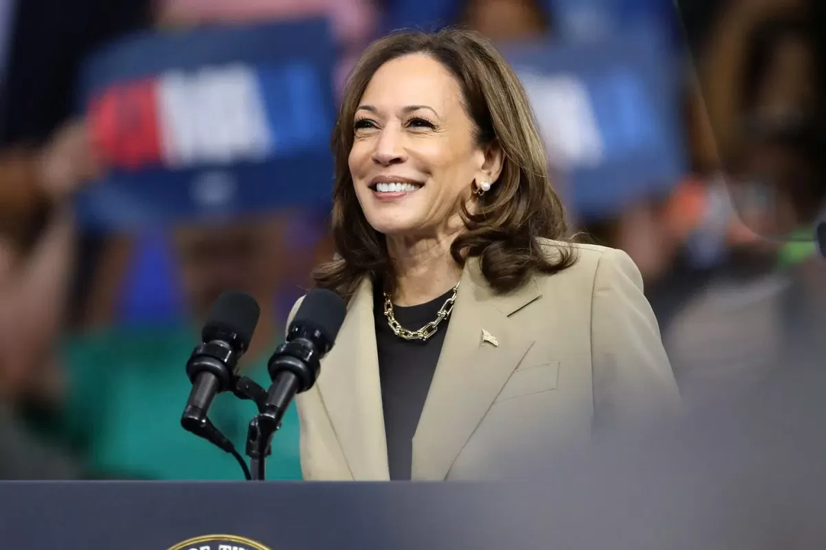 Phó Tổng thống Kamala Harris phát biểu tại một cuộc vận động tranh cử tại Desert Diamond Arena ở Glendale, Arizona. Ảnh: The New York Times