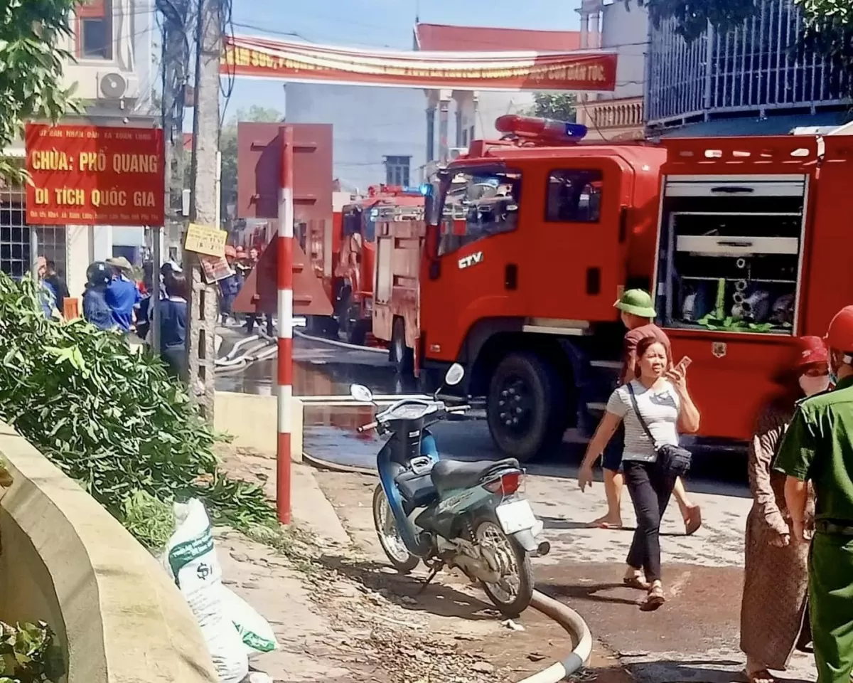 Phú Thọ: Cháy chùa Phổ Quang, khói lửa cuồn cuộn