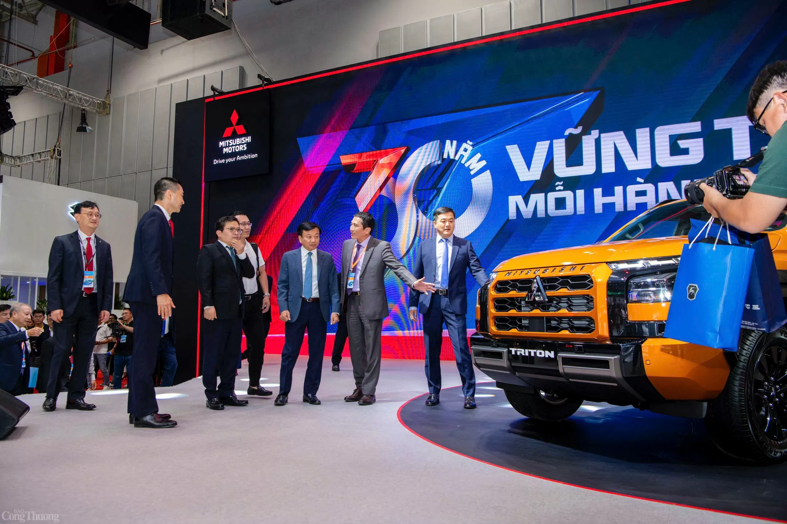 Chùm ảnh: Thứ trưởng Trương Thanh Hoài dự Vietnam Motor Show 2024