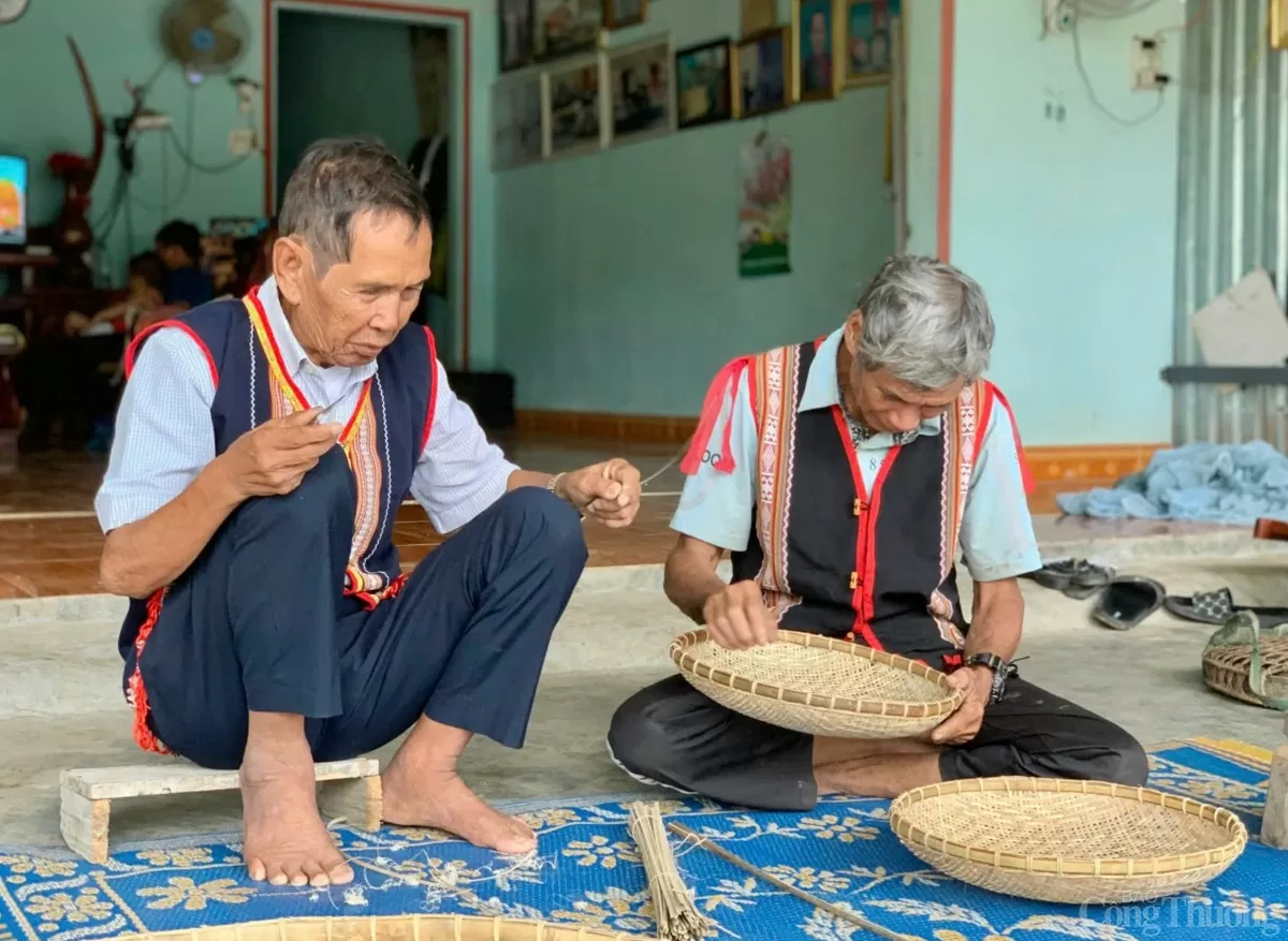 Người Hà Lăng ở Kon Tum bảo tồn nét văn hoá truyền thống của nghề sinh ra từ làng