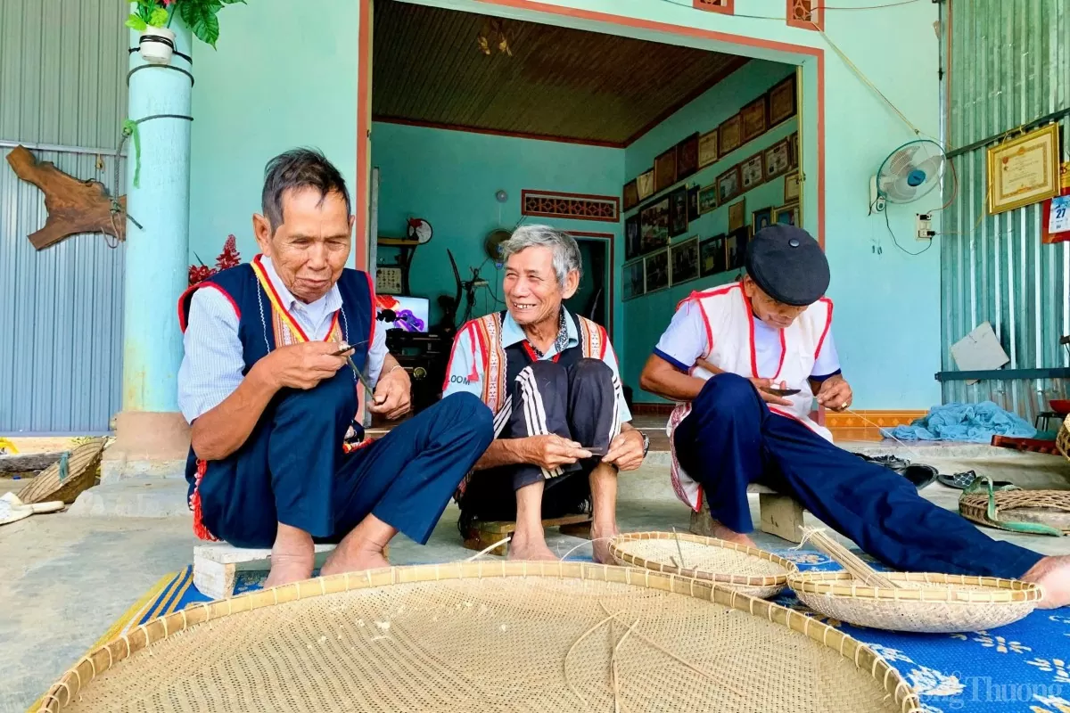 Người Hà Lăng ở Kon Tum bảo tồn nét văn hoá truyền thống của nghề sinh ra từ làng