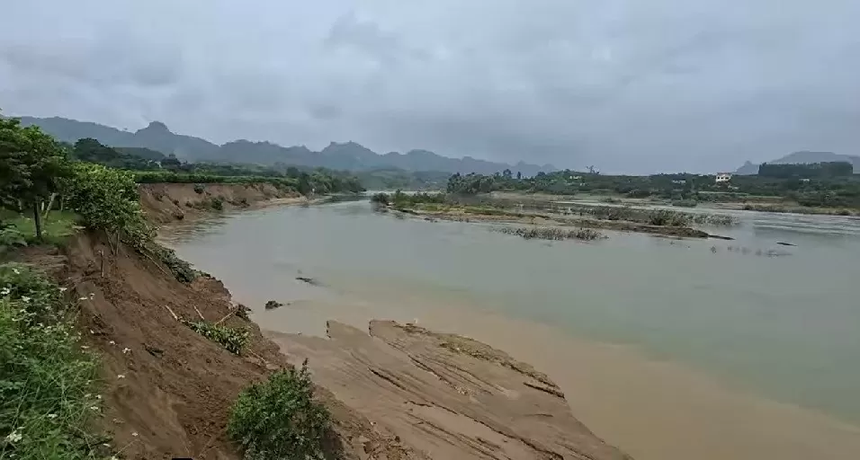 Tuyên Quang: Dừng hoạt động khai thác cát, sỏi lòng sông Gâm của một doanh nghiệp