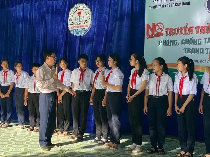 Truyền thông phòng, chống tác hại của thuốc lá cho học sinh Trường THCS Nguyễn Thị Minh Khai. Ảnh: I.T