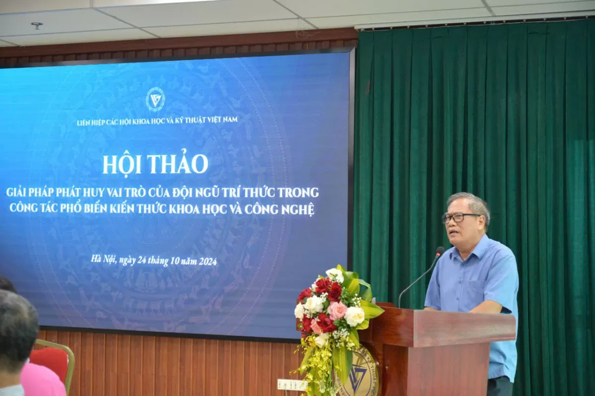 Chủ tịch Liên hiệp các Hội Khoa học và kỹ thuật Hà Nội Lê Xuân Rao trình bày tham luận