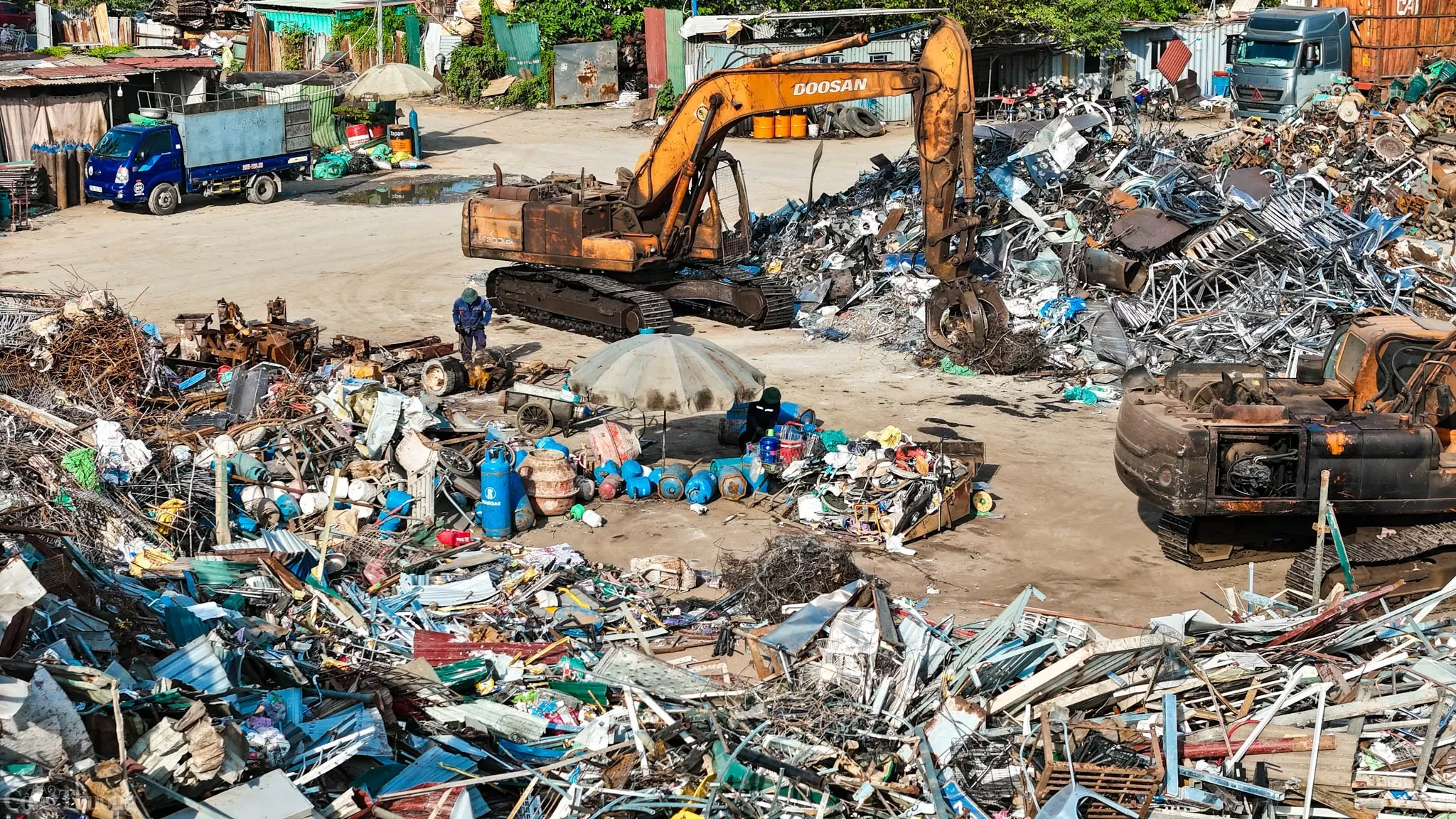 Đại lộ Thăng Long: Nguy cơ cháy nổ từ những đống phế liệu khổng lồ