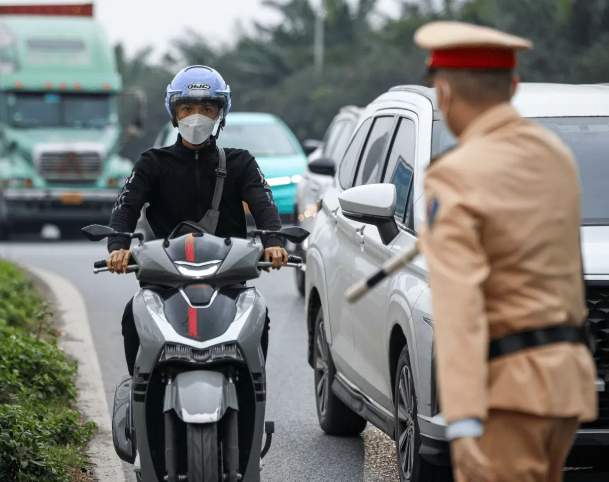 Đề xuất nâng mức phạt với các hành vi vượt đèn đỏ đến 8 triệu đồng, chuyên gia nói gì?