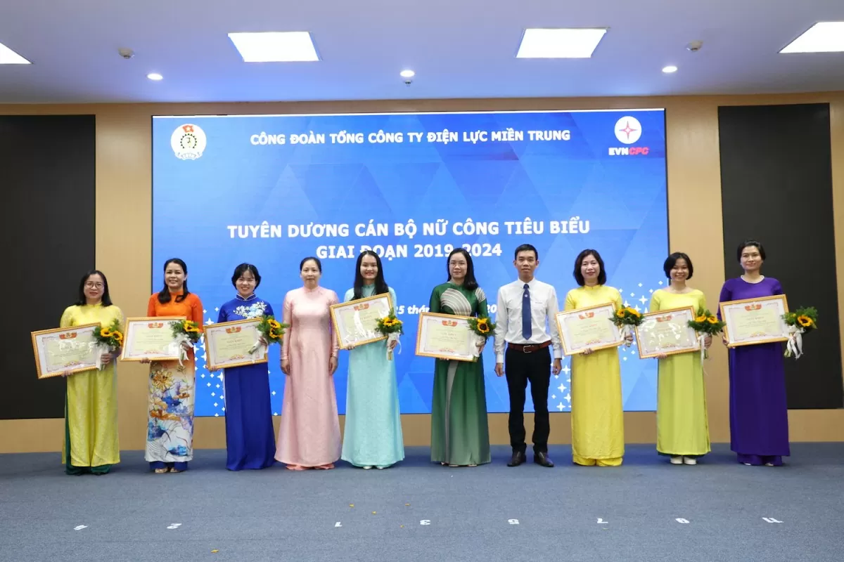 Ông Nguyễn Bình Nam - Phó Bí thư thường trực Đảng ủy Tổng công ty và bà Nguyễn Thị Thanh Hà - Ủy viên Ban chấp hành, Trưởng ban nữ công Tổng công ty trao hoa và Giấy khen cho các chị là cán bộ nữ công tiêu biểu giai đoạn 2019-2024 Ông Nguyễn Bình Nam - Phó Bí thư thường trực Đảng ủy Tổng công ty và bà Nguyễn Thị Thanh Hà - Ủy viên Ban chấp hành, Trưởng ban nữ công Tổng công ty trao hoa và Giấy khen cho các chị là cán bộ nữ công tiêu biểu giai đoạn 2019-2024