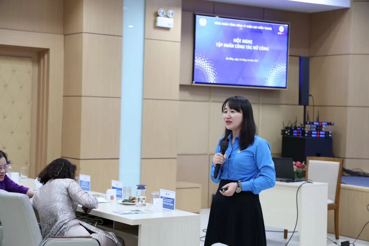 Bà Trần Thu Phương - Phó Trưởng ban Nữ công Tổng Liên đoàn lao động Việt Nam truyền đạt về các nội dung nghiệp vụ công tác nữ công Bà Trần Thu Phương - Phó Trưởng ban Nữ công Tổng Liên đoàn lao động Việt Nam truyền đạt về các nội dung nghiệp vụ công tác nữ công