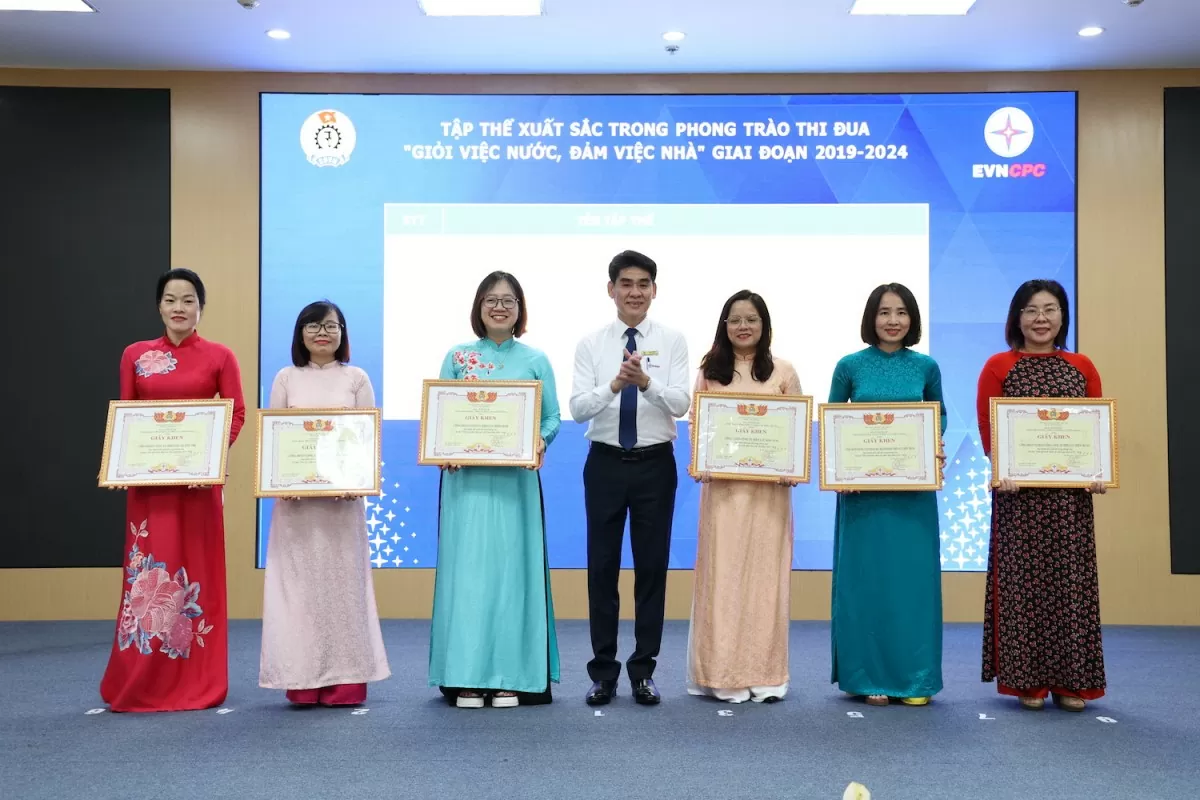Ông Trần Đình Hà - Chủ tịch Công đoàn Tổng công ty tặng giấy khen cho 06 tập thể xuất sắc tiêu biểu trong phong trào thi đua “Giỏi việc nước, đảm việc nhà” giai đoạn 2019-2024 Ông Trần Đình Hà - Chủ tịch Công đoàn Tổng công ty tặng giấy khen cho 06 tập thể xuất sắc tiêu biểu trong phong trào thi đua “Giỏi việc nước, đảm việc nhà” giai đoạn 2019-2024