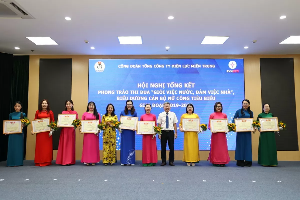 Bà Lê Thị Phương Cẩm - Thành viên HĐTV, Phó Chủ tịch Công đoàn Tổng công ty và ông Hồ Thăng Thu - Phó Tổng giám đốc Tổng công ty tặng hoa và giấy khen cho các cá nhân xuất sắc trong phong trào thi đua “Giỏi việc nước, đảm việc nhà” giai đoạn 2019-2024 Bà Lê Thị Phương Cẩm - Thành viên HĐTV, Phó Chủ tịch Công đoàn Tổng công ty và ông Hồ Thăng Thu - Phó Tổng giám đốc Tổng công ty tặng hoa và giấy khen cho các cá nhân xuất sắc trong phong trào thi đua “Giỏi việc nước, đảm việc nhà” giai đoạn 2019-2024