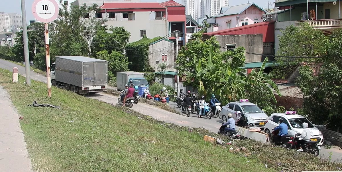 Hà Nội: Đê Yên Nghĩa sụt lún nghiêm trọng, xe trọng tải lớn vẫn vô tư qua lại