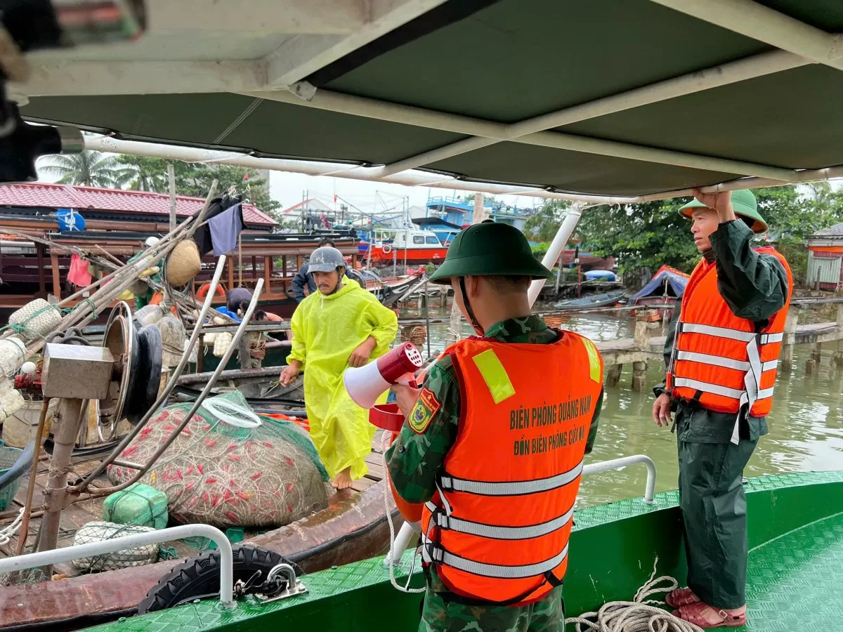 Bộ đội Biên phòng tỉnh Quảng Nam lập các tổ chông tác đến tuyên truyền, kiểm soát, hướng dẫn sắp neo đậu tàu cá, tàu du lịch, tàu vận tải biển và hướng dẫn chủ phương tiện chằng chống đúng kỹ thuật để phòng ngừa phương tiện va đập, hư hại do sóng to, gió lớn.