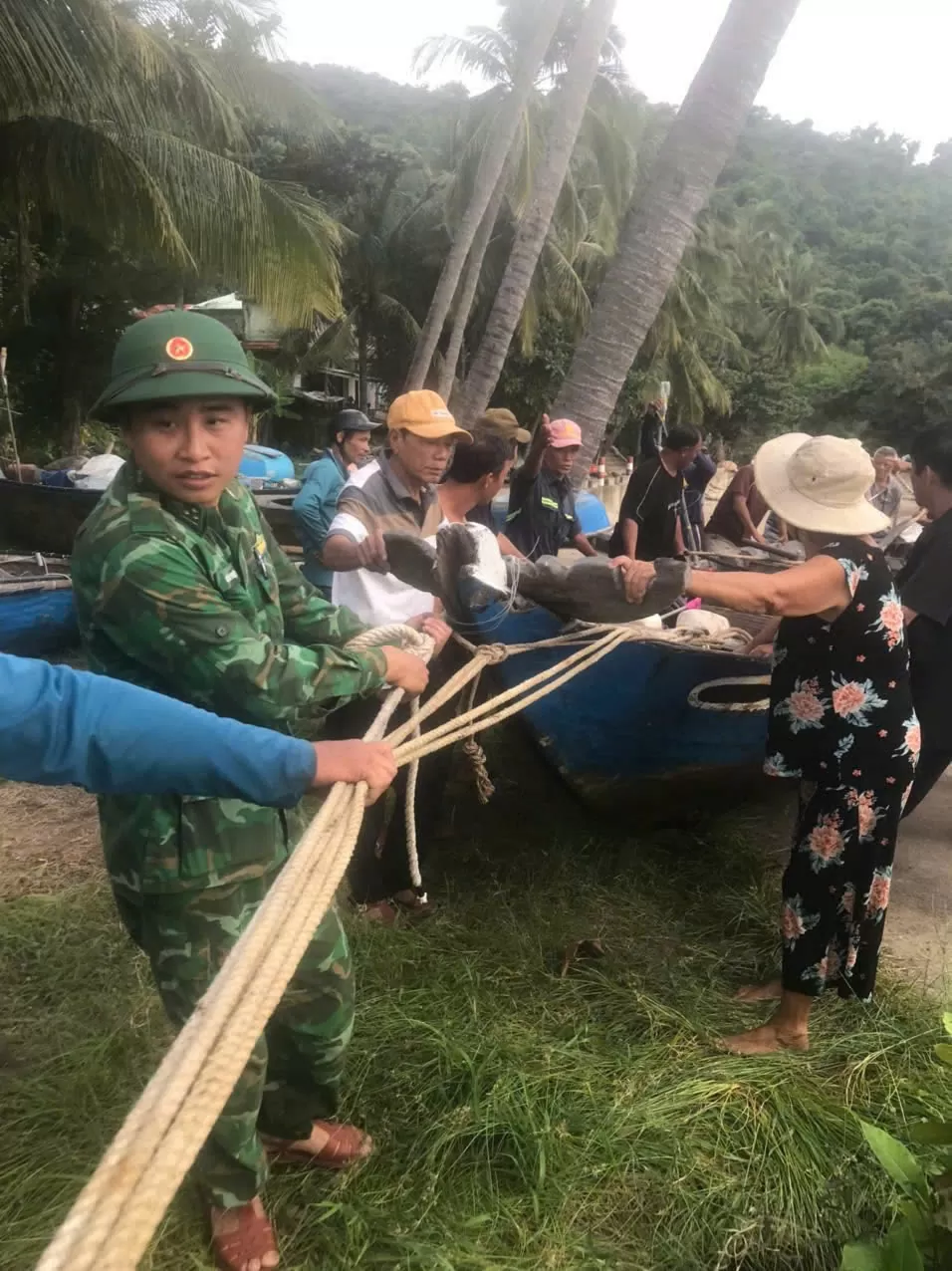 Hỗ trợ người dân đưa tàu, thuyền lên bờ và gia cố bảo vệ.