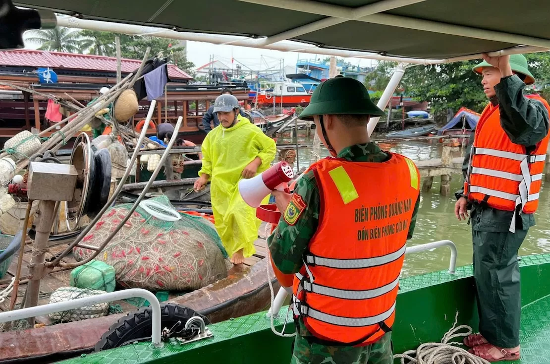 Lực lượng chức năng tỉnh Quảng Nam thông tin về bão số 6, vận động người dân trên các tàu thuyền, lồng bè khẩn trương sơ tán đến nơi an toàn 