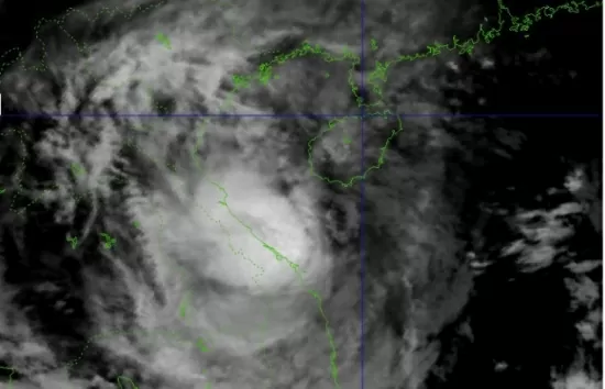 Tin bão khẩn cấp (cơn bão số 6) mới nhất 27/10: Bão số 6 giật cấp 13, cách Đà Nẵng khoảng 133km