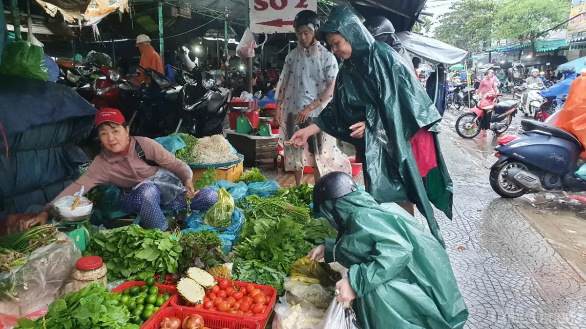 Ghi nhận tại chợ Hòa Khánh (quận Liên Chiểu), các loại thực phẩm tươi sống vẫn đầy đủ, giá có tăng nhẹ so với hôm qua (27/10) khoảng 10%, tập trung ở các loại rau xanh, cá biển, mực. Giá thịt heo, thịt bò, tôm các loại ổn định.