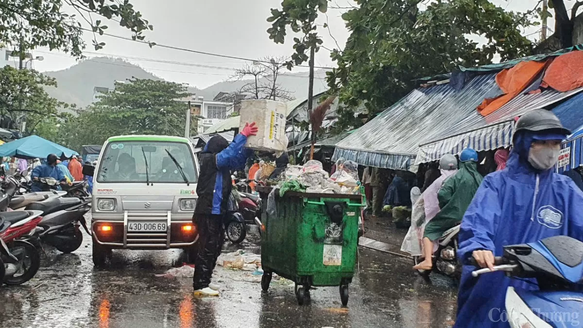 Công nhân vệ sinh môi trường lao động dưới mưa.