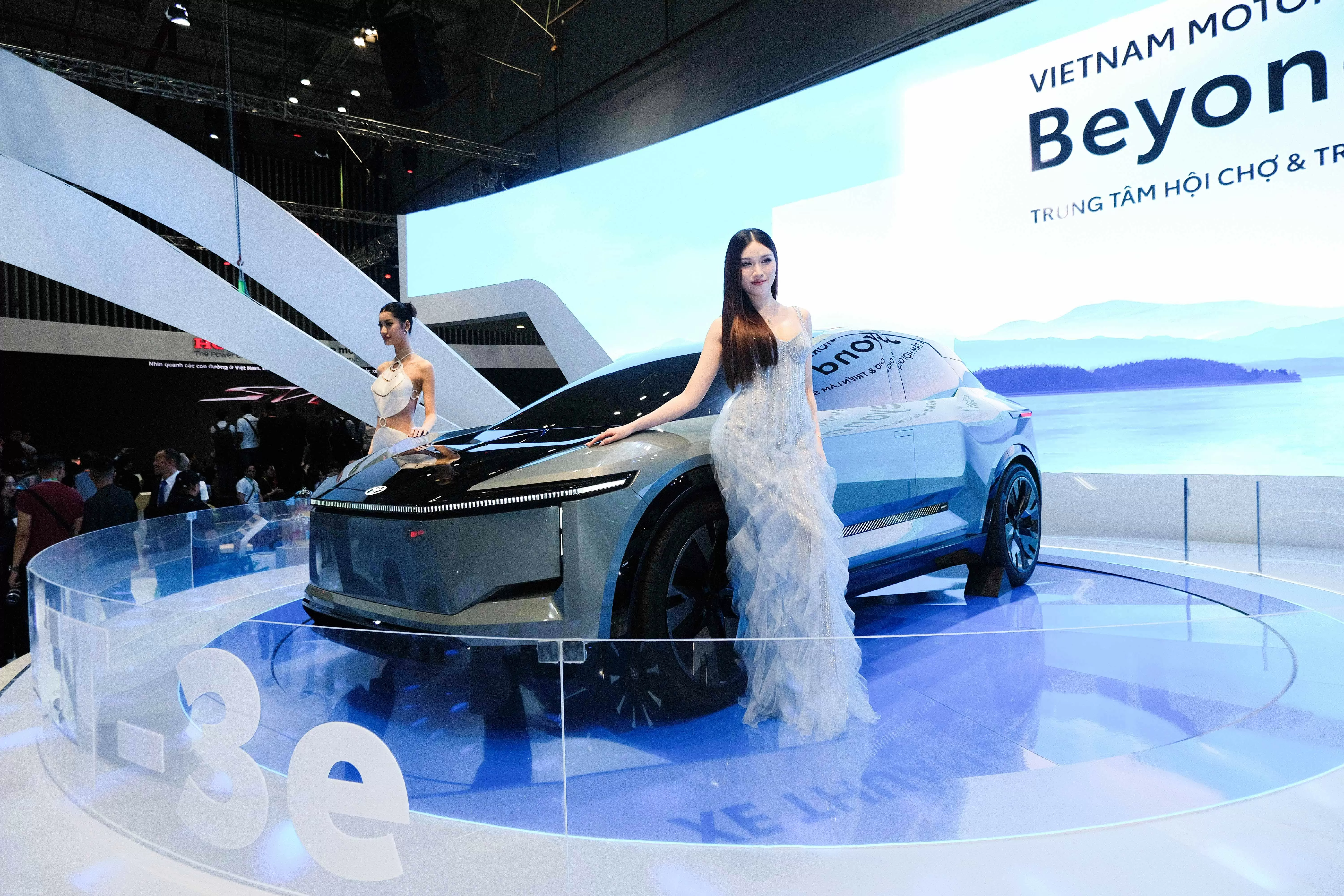 Chùm ảnh: Ngắm ‘bóng hồng’ Việt tại Triển lãm Vietnam Motor Show 2024