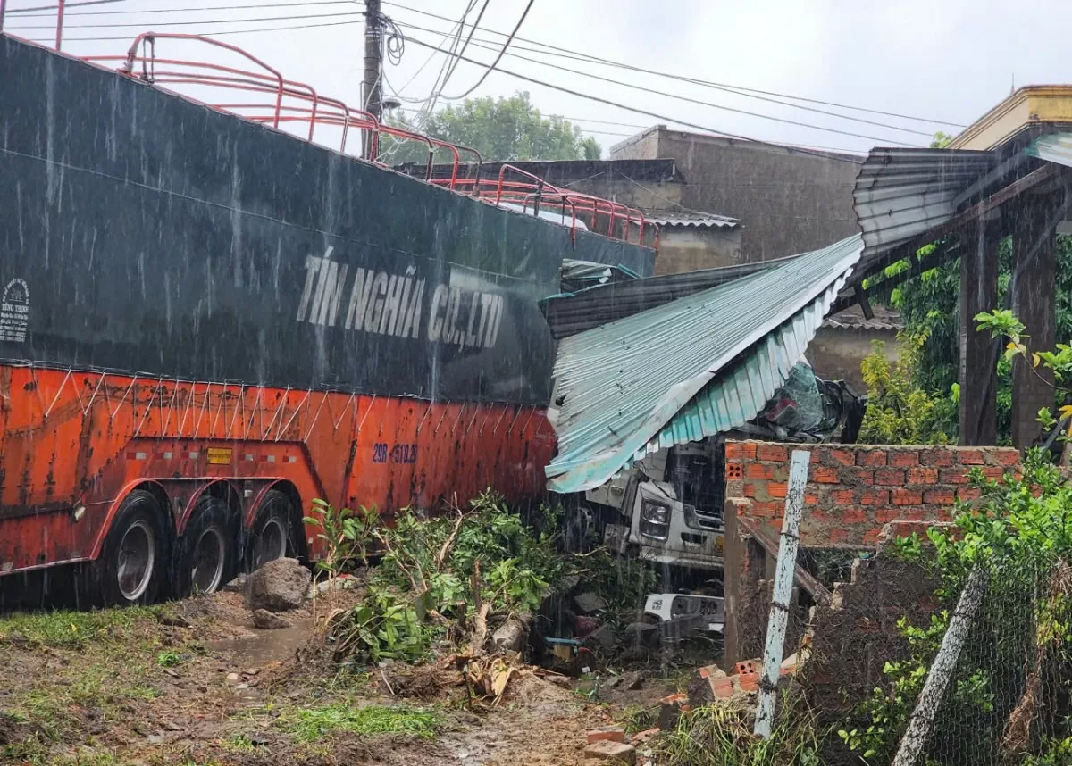 Quảng Bình: Xe container nghi mất lái bất ngờ đâm sập nhà dân