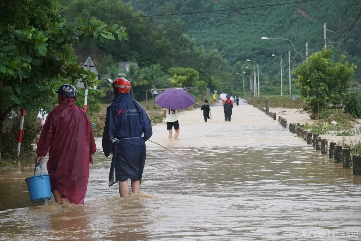 Đà Nẵng: Hơn 100 hộ dân ngập sâu chỉ sau 20 phút bão Trà Mi đổ bộ